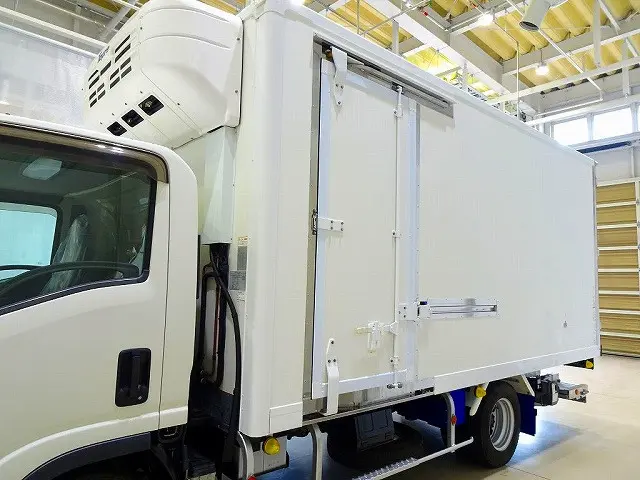 荷台内寸:449×200×204 床アルミ縞鋼板 左サイドドア ラッシング2段 水抜き穴1対 荷室LED灯 箱各入口カーテン 脱着式仕切り扉付 ±30度設定/-10度確認 格納ゲート/1,000kg付|いすゞ エルフ 2RG-NPR88AN(2WD)の写真30