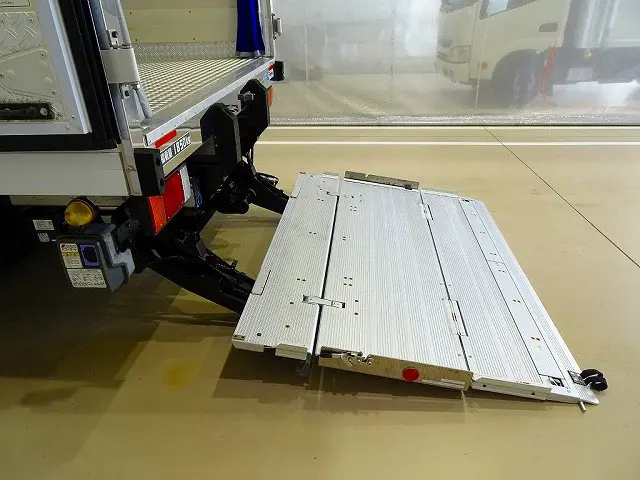 格納ゲート 1,000kg 極東開発/CG1001G-B3MRA2 リモコン付 カートストッパー/サイドガード付 長:135cm 幅:191cm 左シャシリア/荷室内PGスイッチコード |いすゞ エルフ 2RG-NPR88AN(2WD)の写真36