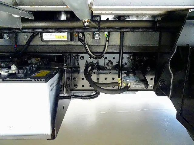 タイヤ止め2個 左シャシ中央工具箱 シャーシは 錆止め/マフラー塗装 仕上げに力を入れています。|いすゞ エルフ 2RG-NPR88AN(2WD)の写真42