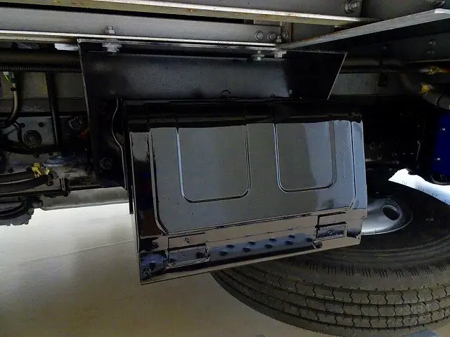 タイヤ止め2個 左シャシ中央工具箱 シャーシは 錆止め/マフラー塗装 仕上げに力を入れています。|いすゞ エルフ 2RG-NPR88AN(2WD)の写真43
