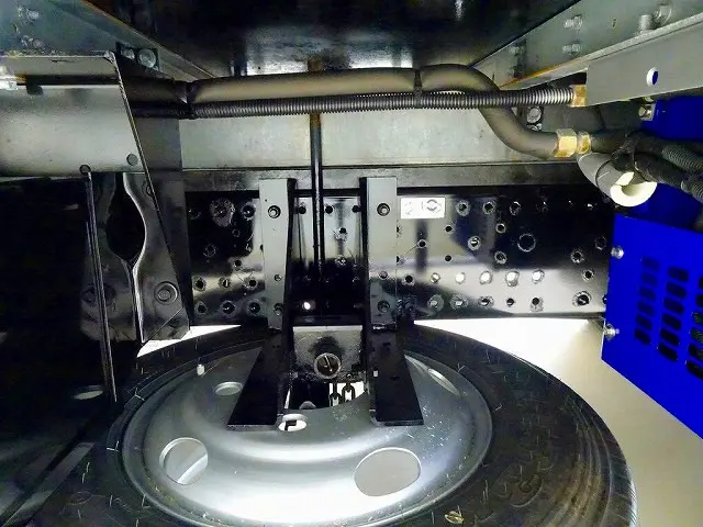 タイヤ止め2個 左シャシ中央工具箱 シャーシは 錆止め/マフラー塗装 仕上げに力を入れています。|いすゞ エルフ 2RG-NPR88AN(2WD)の写真44