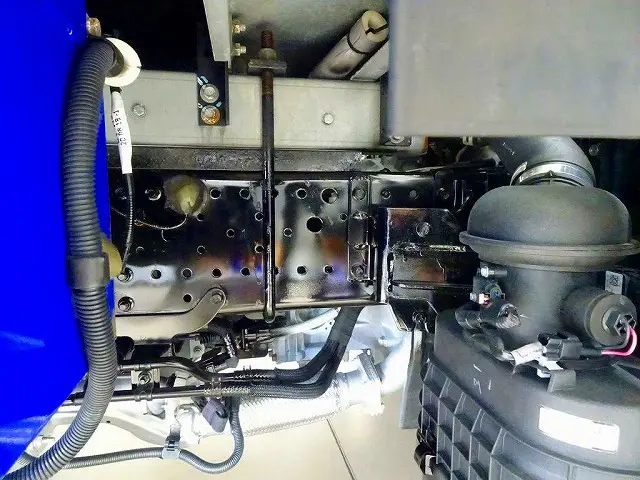 タイヤ止め2個 左シャシ中央工具箱 シャーシは 錆止め/マフラー塗装 仕上げに力を入れています。|いすゞ エルフ 2RG-NPR88AN(2WD)の写真47