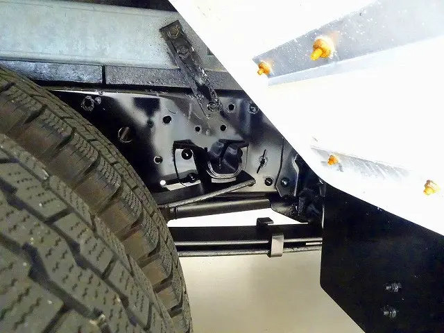 タイヤ止め2個 左シャシ中央工具箱 シャーシは 錆止め/マフラー塗装 仕上げに力を入れています。|いすゞ エルフ 2RG-NPR88AN(2WD)の写真49