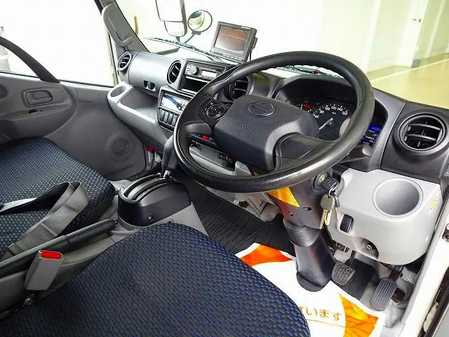 AC PS PW SRS ABS 集中ドアロック AM/FMラジオ ETC バックモニター ドラレコ ターボ 排気ブレーキ 車線逸脱警報装置 PCS アイドリングストップ TRC|日野 デュトロ 2RG-XZC605M(2WD)の写真5