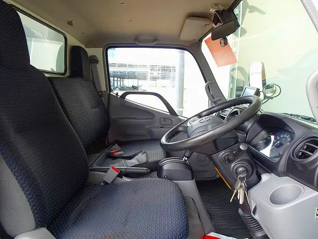 AC PS PW SRS ABS 集中ドアロック AM/FMラジオ ETC バックモニター ドラレコ ターボ 排気ブレーキ 車線逸脱警報装置 PCS アイドリングストップ TRC|日野 デュトロ 2RG-XZC605M(2WD)の写真6