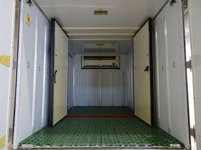 荷台内寸:303×166×165 床FRP製/プラスチックすのこ付 左サイドスライドドア(151cm/82cm) 水抜き穴前1対 荷室灯2個 仕切り扉付(脱着可) ±30度設定 -10度確認|日野 デュトロ 2RG-XZC605M(2WD)の写真23