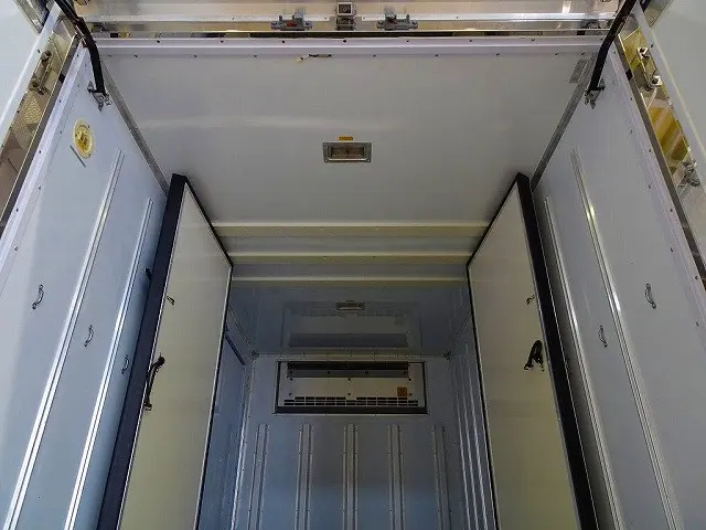 荷台内寸:303×166×165 床FRP製/プラスチックすのこ付 左サイドスライドドア(151cm/82cm) 水抜き穴前1対 荷室灯2個 仕切り扉付(脱着可) ±30度設定 -10度確認|日野 デュトロ 2RG-XZC605M(2WD)の写真25