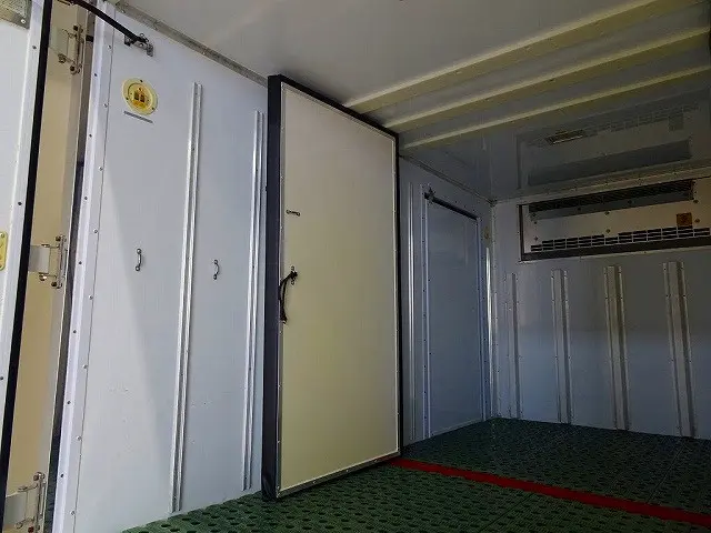 荷台内寸:303×166×165 床FRP製/プラスチックすのこ付 左サイドスライドドア(151cm/82cm) 水抜き穴前1対 荷室灯2個 仕切り扉付(脱着可) ±30度設定 -10度確認|日野 デュトロ 2RG-XZC605M(2WD)の写真26