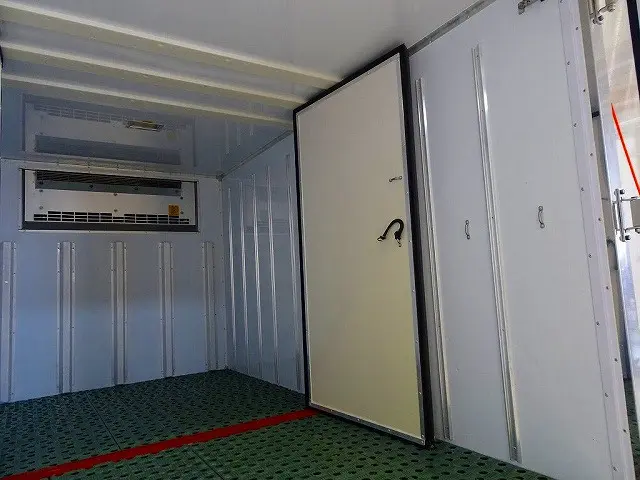 荷台内寸:303×166×165 床FRP製/プラスチックすのこ付 左サイドスライドドア(151cm/82cm) 水抜き穴前1対 荷室灯2個 仕切り扉付(脱着可) ±30度設定 -10度確認|日野 デュトロ 2RG-XZC605M(2WD)の写真27