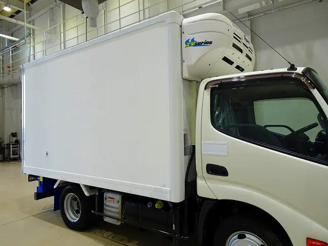 荷台内寸:303×166×165 床FRP製/プラスチックすのこ付 左サイドスライドドア(151cm/82cm) 水抜き穴前1対 荷室灯2個 仕切り扉付(脱着可) ±30度設定 -10度確認|日野 デュトロ 2RG-XZC605M(2WD)の写真31