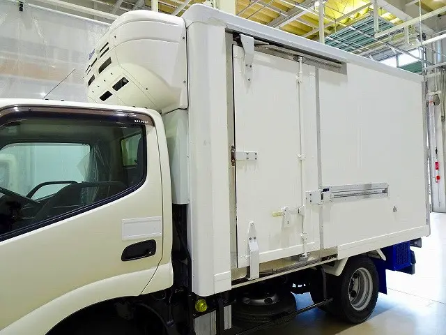荷台内寸:303×166×165 床FRP製/プラスチックすのこ付 左サイドスライドドア(151cm/82cm) 水抜き穴前1対 荷室灯2個 仕切り扉付(脱着可) ±30度設定 -10度確認|日野 デュトロ 2RG-XZC605M(2WD)の写真32