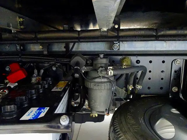 燃料タンク80L リアシャシ中央工具入れケース シャーシは 錆止め/マフラー塗装 仕上げに力を入れています。|日野 デュトロ 2RG-XZC605M(2WD)の写真38