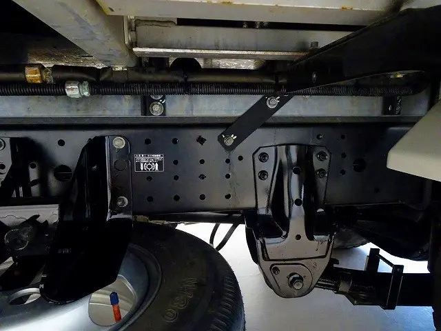 燃料タンク80L リアシャシ中央工具入れケース シャーシは 錆止め/マフラー塗装 仕上げに力を入れています。|日野 デュトロ 2RG-XZC605M(2WD)の写真39