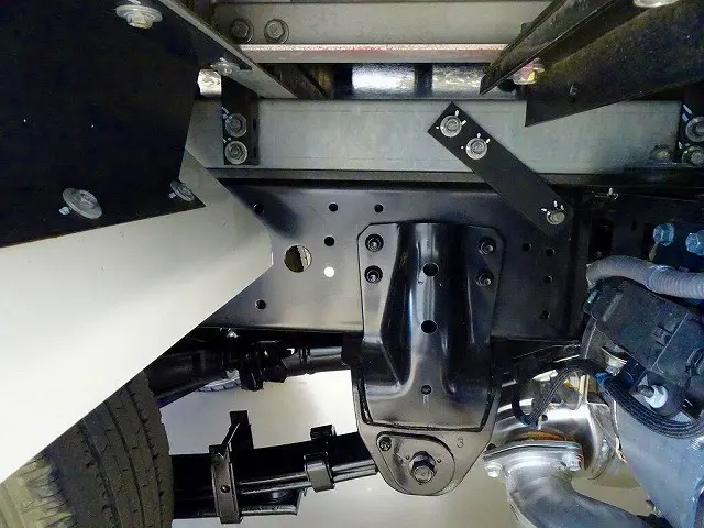 燃料タンク80L リアシャシ中央工具入れケース シャーシは 錆止め/マフラー塗装 仕上げに力を入れています。|日野 デュトロ 2RG-XZC605M(2WD)の写真43