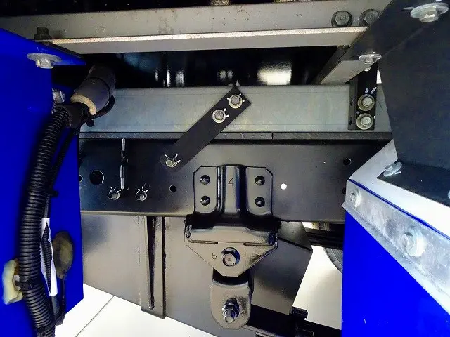 燃料タンク80L リアシャシ中央工具入れケース シャーシは 錆止め/マフラー塗装 仕上げに力を入れています。|日野 デュトロ 2RG-XZC605M(2WD)の写真44