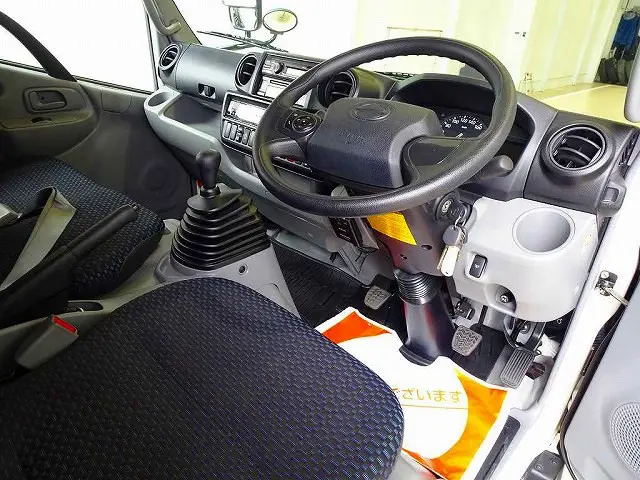 AC　PS　PW　SRS　ABS　集中ドアロック　左電格ミラー　AM/FMラジオ　ETC2.0　バックモニター　タコグラフ　ターボ　排気ブレーキ　フロア6MT|日野 デュトロ 2KG-XZU605M(2WD)の写真5