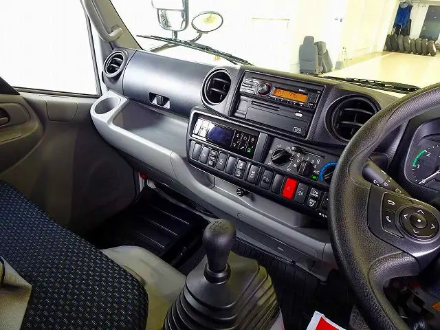 AC　PS　PW　SRS　ABS　集中ドアロック　左電格ミラー　AM/FMラジオ　ETC2.0　バックモニター　タコグラフ　ターボ　排気ブレーキ　フロア6MT|日野 デュトロ 2KG-XZU605M(2WD)の写真9