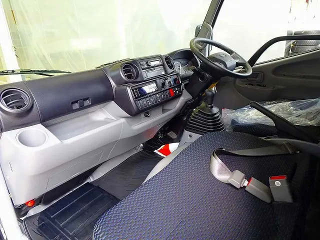 AC　PS　PW　SRS　ABS　集中ドアロック　左電格ミラー　AM/FMラジオ　ETC2.0　バックモニター　タコグラフ　ターボ　排気ブレーキ　フロア6MT|日野 デュトロ 2KG-XZU605M(2WD)の写真7
