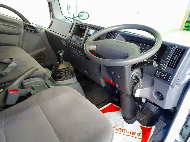 AC　PS　PW　SRS　ABS　キーレス(不良)　左電格ミラー　AM/FMラジオ　ETC　バックモニター　ターボ　排気ブレーキ　HSA　アイドリングストップ　フォグランプ　ASR　室内蛍光灯　|いすゞ エルフ SKG-NPR85AN(2WD)の写真5