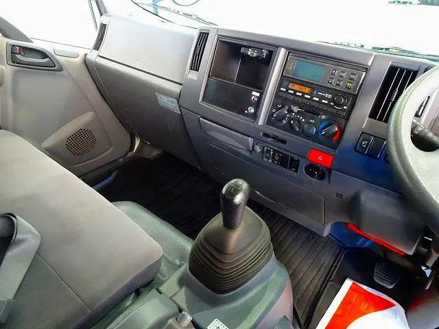 AC　PS　PW　SRS　ABS　キーレス(不良)　左電格ミラー　AM/FMラジオ　ETC　バックモニター　ターボ　排気ブレーキ　HSA　アイドリングストップ　フォグランプ　ASR　室内蛍光灯　|いすゞ エルフ SKG-NPR85AN(2WD)の写真9