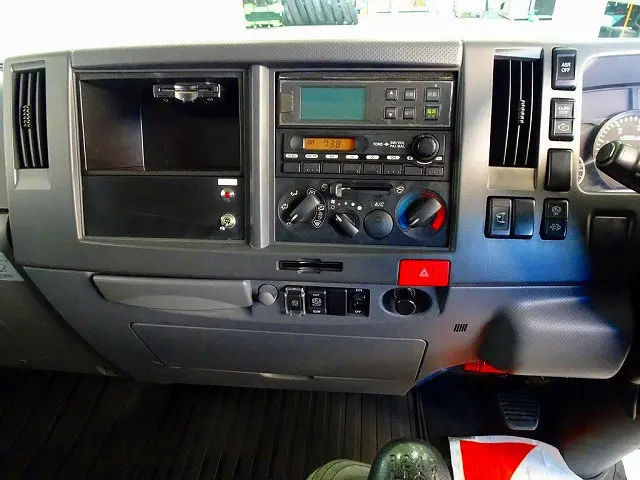 AC　PS　PW　SRS　ABS　キーレス(不良)　左電格ミラー　AM/FMラジオ　ETC　バックモニター　ターボ　排気ブレーキ　HSA　アイドリングストップ　フォグランプ　ASR　室内蛍光灯　|いすゞ エルフ SKG-NPR85AN(2WD)の写真10