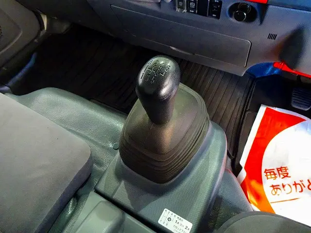 フロア6MT|いすゞ エルフ SKG-NPR85AN(2WD)の写真17