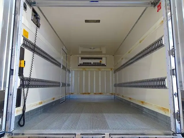 荷台内寸：436×201×200　床アルミ製システムフロア　左サイドスライドドア(82cm/181cm)　ステンレス製ラッシングレール(60cm/120cm)/バー2本　水抜き穴1対　荷室LED灯2個|いすゞ エルフ SKG-NPR85AN(2WD)の写真23