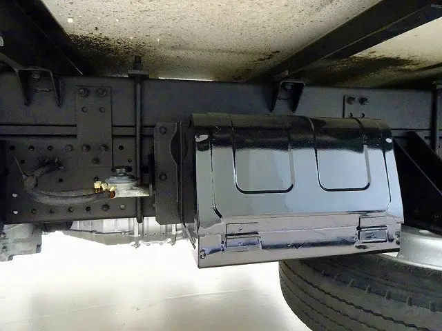 燃料タンク100L　タイヤ止め2個　左シャシ中央工具箱　シャーシは 錆止め/マフラー塗装 仕上げに力を入れています。|いすゞ エルフ SKG-NPR85AN(2WD)の写真39