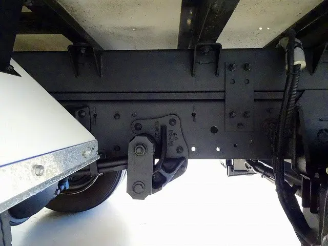 燃料タンク100L　タイヤ止め2個　左シャシ中央工具箱　シャーシは 錆止め/マフラー塗装 仕上げに力を入れています。|いすゞ エルフ SKG-NPR85AN(2WD)の写真41