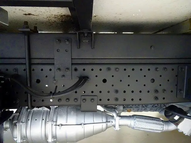 燃料タンク100L　タイヤ止め2個　左シャシ中央工具箱　シャーシは 錆止め/マフラー塗装 仕上げに力を入れています。|いすゞ エルフ SKG-NPR85AN(2WD)の写真44