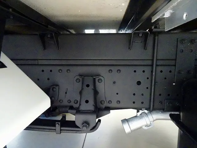 燃料タンク100L　タイヤ止め2個　左シャシ中央工具箱　シャーシは 錆止め/マフラー塗装 仕上げに力を入れています。|いすゞ エルフ SKG-NPR85AN(2WD)の写真46