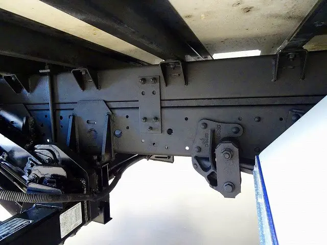 燃料タンク100L　タイヤ止め2個　左シャシ中央工具箱　シャーシは 錆止め/マフラー塗装 仕上げに力を入れています。|いすゞ エルフ SKG-NPR85AN(2WD)の写真47