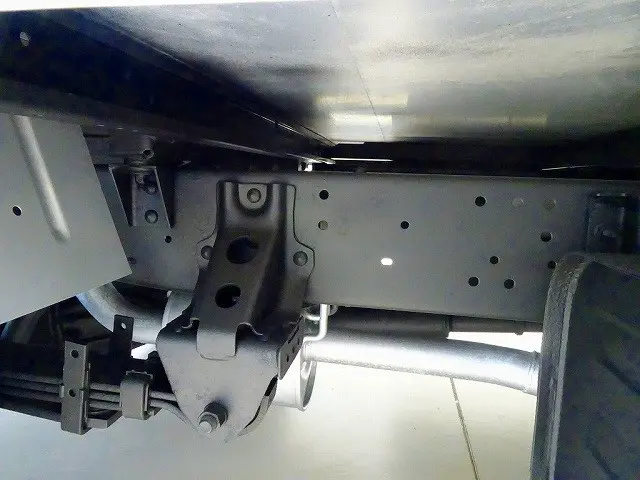 左シャシリア工具箱　シャーシは 錆止め/マフラー塗装 仕上げに力を入れています。|トヨタ トヨエース LDF-KDY281(4WD)の写真42