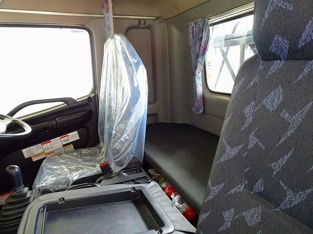 3人乗り  標準ベッド付 室内蛍光灯/カーテン 消火器1個|日野 レンジャー TKG-FD7JGAA(2WD)の写真9