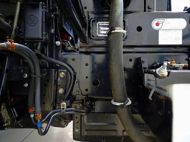 燃料タンク200L 右シャシ中央工具箱 シャーシは 錆止め/マフラー塗装 仕上げに力を入れています。|日野 レンジャー TKG-FD7JGAA(2WD)の写真38