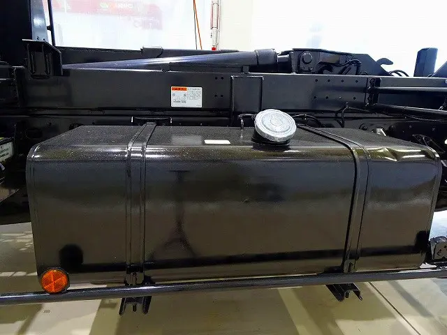 燃料タンク200L 右シャシ中央工具箱 シャーシは 錆止め/マフラー塗装 仕上げに力を入れています。|日野 レンジャー TKG-FD7JGAA(2WD)の写真39