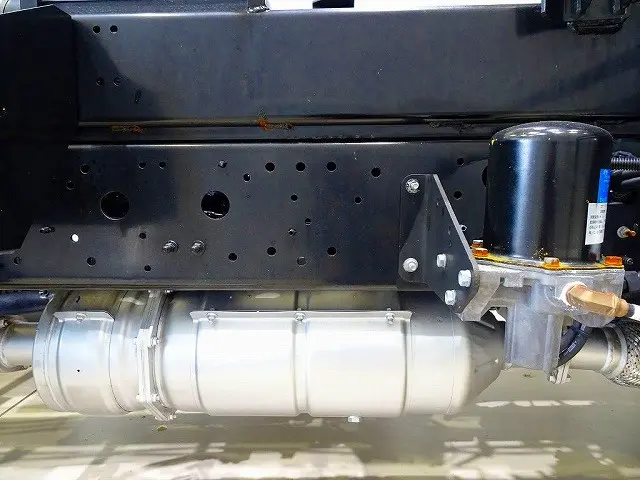 燃料タンク200L 右シャシ中央工具箱 シャーシは 錆止め/マフラー塗装 仕上げに力を入れています。|日野 レンジャー TKG-FD7JGAA(2WD)の写真43