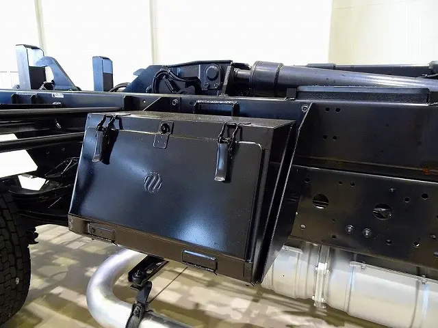 燃料タンク200L 右シャシ中央工具箱 シャーシは 錆止め/マフラー塗装 仕上げに力を入れています。|日野 レンジャー TKG-FD7JGAA(2WD)の写真44