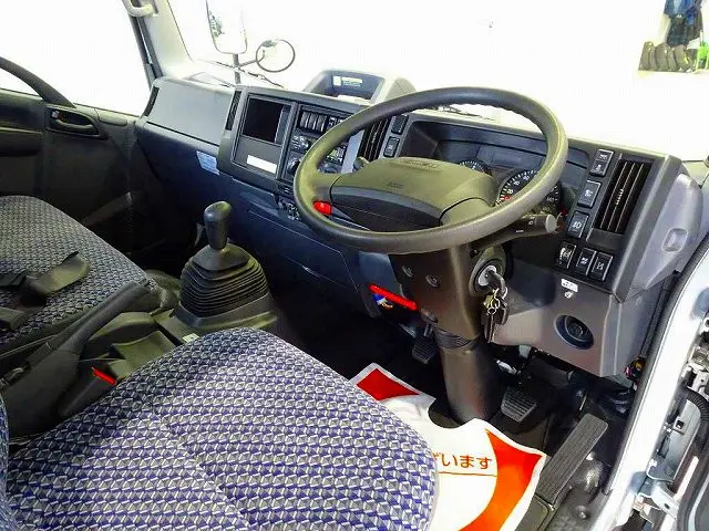 AC PS PW SRS ABS キーレス 左右電格ミラー/ヒーター ラジオ ターボ 排気ブレーキ HSA 車線逸脱警報装置 PCB アイドリングストップ フォグランプ ASR 室内蛍光灯|いすゞ エルフ 2RG-NPR88AN(2WD)の写真5