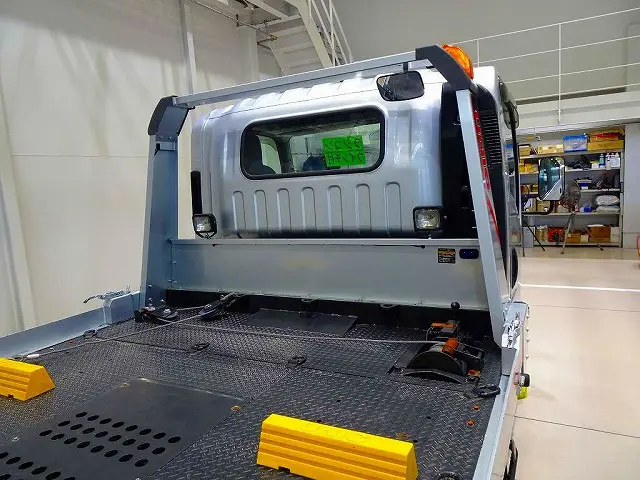 荷台内寸:567×216×10 ユニック/Neo5 ラジコン/ウインチ付 左右アオリ開閉式 油圧テールゲート 床フック12個 荷台タイヤ止め2個 作業灯2個 大型ミラー1個 荷締めワイヤーガチャ2個|いすゞ エルフ 2RG-NPR88AN(2WD)の写真18