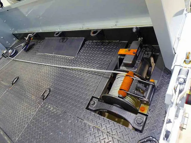 荷台内寸:567×216×10 ユニック/Neo5 ラジコン/ウインチ付 左右アオリ開閉式 油圧テールゲート 床フック12個 荷台タイヤ止め2個 作業灯2個 大型ミラー1個 荷締めワイヤーガチャ2個|いすゞ エルフ 2RG-NPR88AN(2WD)の写真19