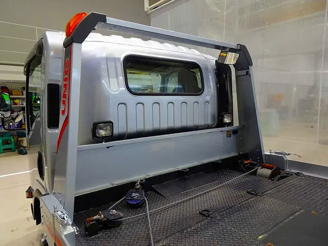 荷台内寸:567×216×10 ユニック/Neo5 ラジコン/ウインチ付 左右アオリ開閉式 油圧テールゲート 床フック12個 荷台タイヤ止め2個 作業灯2個 大型ミラー1個 荷締めワイヤーガチャ2個|いすゞ エルフ 2RG-NPR88AN(2WD)の写真20