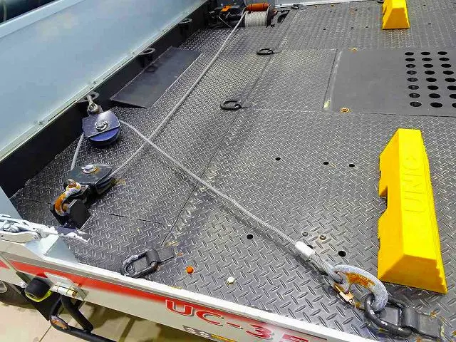 荷台内寸:567×216×10 ユニック/Neo5 ラジコン/ウインチ付 左右アオリ開閉式 油圧テールゲート 床フック12個 荷台タイヤ止め2個 作業灯2個 大型ミラー1個 荷締めワイヤーガチャ2個|いすゞ エルフ 2RG-NPR88AN(2WD)の写真21