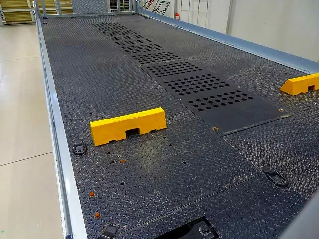 荷台内寸:567×216×10 ユニック/Neo5 ラジコン/ウインチ付 左右アオリ開閉式 油圧テールゲート 床フック12個 荷台タイヤ止め2個 作業灯2個 大型ミラー1個 荷締めワイヤーガチャ2個|いすゞ エルフ 2RG-NPR88AN(2WD)の写真22