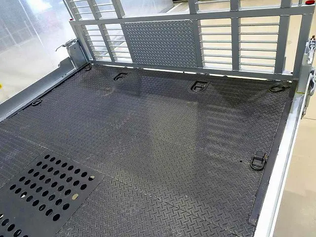 荷台内寸:567×216×10 ユニック/Neo5 ラジコン/ウインチ付 左右アオリ開閉式 油圧テールゲート 床フック12個 荷台タイヤ止め2個 作業灯2個 大型ミラー1個 荷締めワイヤーガチャ2個|いすゞ エルフ 2RG-NPR88AN(2WD)の写真24