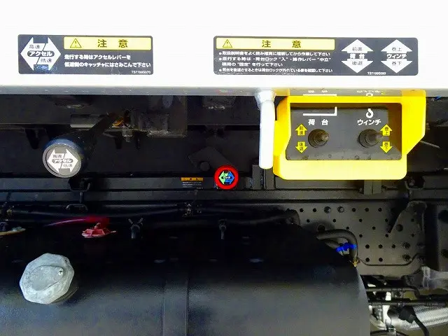 荷台内寸:567×216×10 ユニック/Neo5 ラジコン/ウインチ付 左右アオリ開閉式 油圧テールゲート 床フック12個 荷台タイヤ止め2個 作業灯2個 大型ミラー1個 荷締めワイヤーガチャ2個|いすゞ エルフ 2RG-NPR88AN(2WD)の写真32