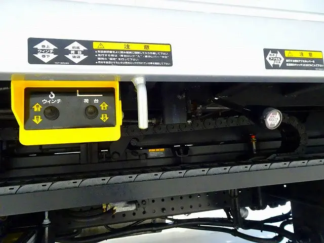 荷台内寸:567×216×10 ユニック/Neo5 ラジコン/ウインチ付 左右アオリ開閉式 油圧テールゲート 床フック12個 荷台タイヤ止め2個 作業灯2個 大型ミラー1個 荷締めワイヤーガチャ2個|いすゞ エルフ 2RG-NPR88AN(2WD)の写真35