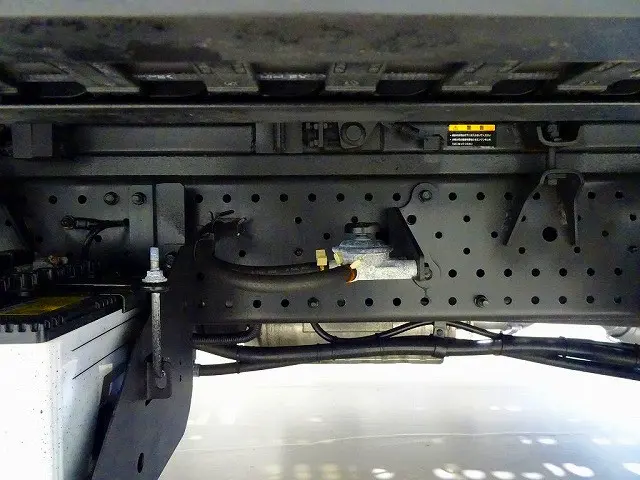 燃料タンク100L シャーシは 錆止め/マフラー塗装 仕上げに力を入れています。|いすゞ エルフ 2RG-NPR88AN(2WD)の写真40