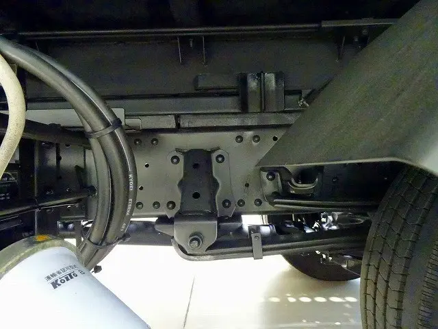 燃料タンク100L シャーシは 錆止め/マフラー塗装 仕上げに力を入れています。|いすゞ エルフ 2RG-NPR88AN(2WD)の写真41