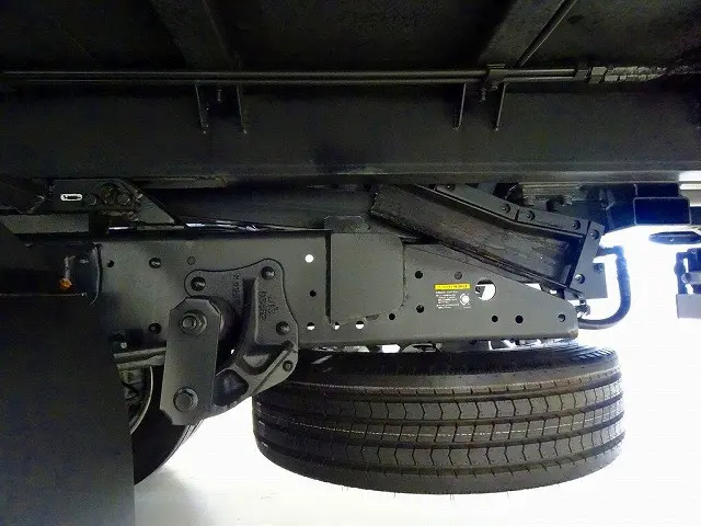 燃料タンク100L シャーシは 錆止め/マフラー塗装 仕上げに力を入れています。|いすゞ エルフ 2RG-NPR88AN(2WD)の写真42